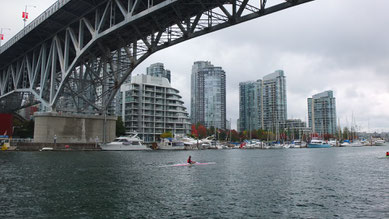 Skyline von Vancouver von Granville Island aus