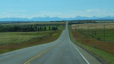 hinter uns Calgary, vor uns die Rocky Mountains ...