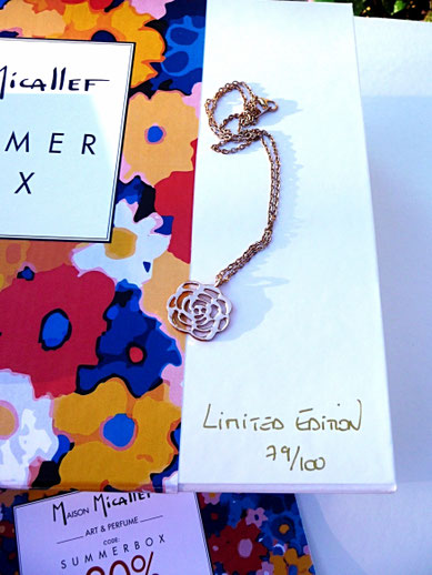PENDENTIF FORME DE ROSE OFFERT 