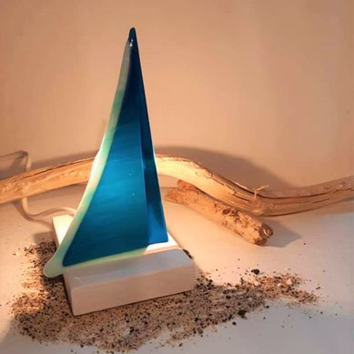lampe voilier de couleur bleue sur socle rectangle bois 