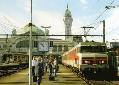 Le Capitole (qui avait déjà les couleurs du TGV), ici en gare des Bénédictins à Limoges, reliait  Paris à Toulouse à 200km/h à partir de 1960