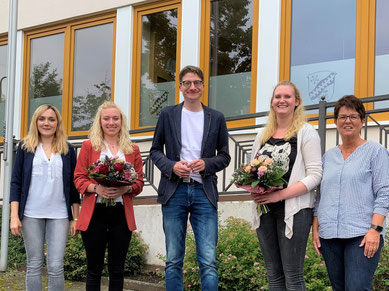 (von links) Ausbilderin Annika Siebert, die frischgebackene Verwaltungsfachangestellte Lara Wodstrschil, Bürgermeister Timo Lübeck, die neue staatlich anerkannte Erzieherin Maria Schott und Ausbilderin Ute Nebe.