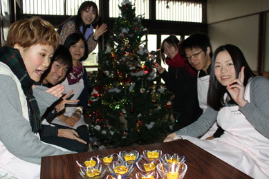 2013年12月18日、大学生たちと訪問。左から4番目後方が芳村氏。この日は通級生たちにアロマキャンドル作りを体験してもらいました。
