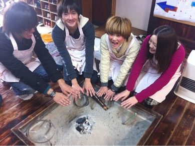 2013年11月28日、大学生たちと訪問。晩秋になると囲炉裏に火が入ります。