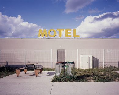 Antonin Faurel & Jean Herpin, "Motel-enseigne, Athée-sur-Cher" Extrait de la série Something like USA Photographie Tirage pigmentaire d'après ekta 4x5 inches 1/3 82 x 102 cm 2013, Acquisition Ecole des beaux-arts de Nantes