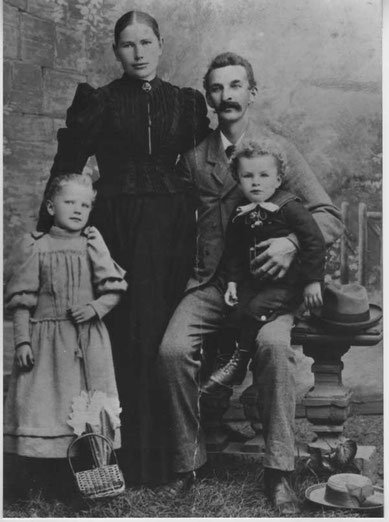 Familie Emil Tschudi-Schmid, Müller. Vlnr.: Frieda, Elise, Emil, Adolf (Foto: C. Gersbach, Säckingen, um 1896)