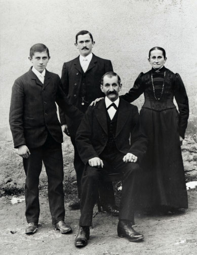 Familie Albert Tschudi-Schmid. Vlnr.: Arnold, Gustav (–Beck /–Müller), Albert, Fridolina (Foto: C. Dierkes, Basel, um 1910)