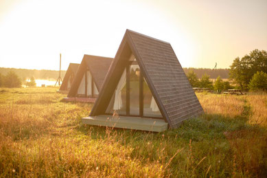 Glamping Unterkünfte bei Sonnenaufgang am See 2026