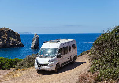 Kastenwagen auf Schotterpiste auf Sardinien 2026