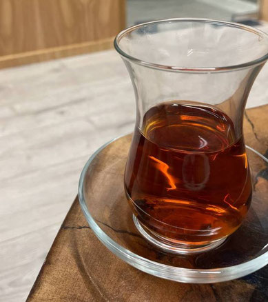 türkischer cay im türkischen Teeglas