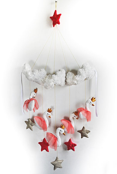 Mobile amovible décoration chambre bébé cygne nuages couronnes étoiles contes corail fait main l'Arche de jessica
