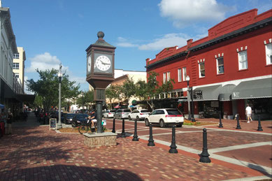 レンガ造りの歴史的な建物が並ぶダウンタウン・サンフォードの街並み。時計塔がシンボルの通りには雑貨店やカフェ、小さなブティックが並び、地元オーナーによるスモールビジネスが息づいている。訪れる人々が会話を交わしながら散策できる、温かく懐かしい雰囲気が漂うエリア。