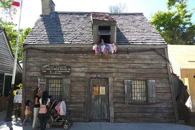 木造の古い建物「アメリカ最古の木造学校」を訪れる観光客。セント・オーガスティンは1565年創設のアメリカ最古の都市で、スペインやイギリス統治時代の名残を感じられる歴史的街並みが残る。