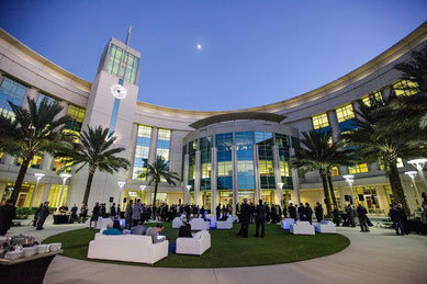 セントラルフロリダ大学（University of Central Florida, UCF）のキャンパス夜景。オーランド東部に位置する全米有数の大規模州立大学で、2024年秋の在籍者数は約69,800名。