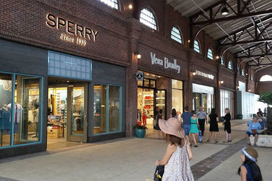オーランドのディズニー・スプリングス（Disney Springs）のショッピングエリア。SperryやVera Bradleyなど有名ブランド店舗が並び、観光客や地元客で賑わう屋外型モール (Disney Springs Orlando shopping mall with popular brand stores like Sperry and Vera Bradley, lively atmosphere with visitors).