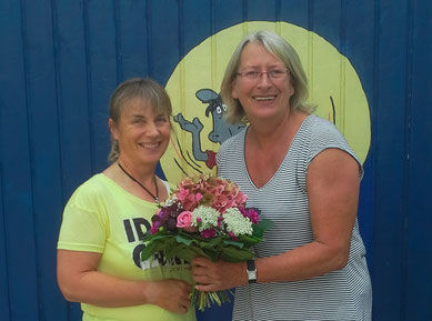 Christine Peters überreicht Ute Schübele-Weber einen Blumenstrauß