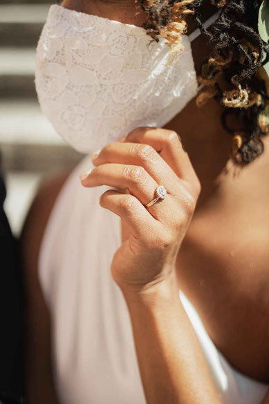 Hochzeitsfoto mit Maske Braut
