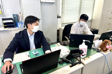 営業課 / 和やかな雰囲気の課長と係長