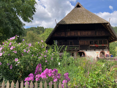 Schwarzwald Bauernhaus_Bollenhut_Tracht_Ferienwohnung an der Kinzig