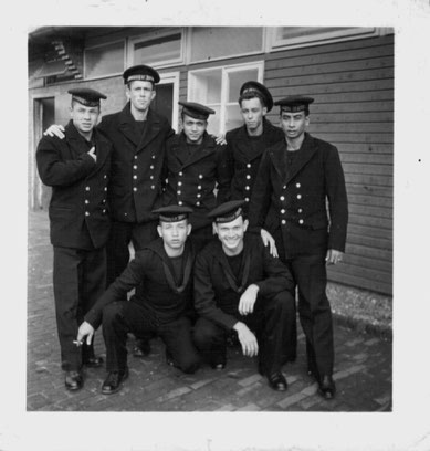 Mariniers in 1956, hadden geen uniform voor ons, en wij werden voor de warmte maar in Matrozen uniform gekleed...