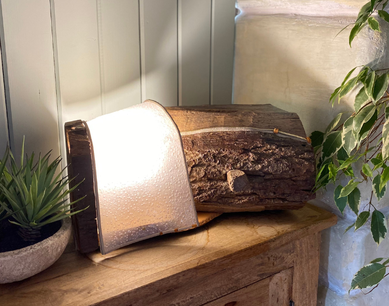 lampe à poser avec bûche de chêne brute. Création artisanale par Isabelle Lachat Créations, créatrice de luminaires en Haute Savoie, à Rumilly près d'Annecy. Mélange de bois brut, de Plexiglas, de cuire et de laiton pour cette lampe Haute Savoie