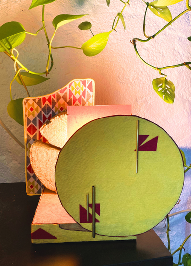 Lampe à poser en bois chêne et tranche de rondin en rouge et noir. Création artisanale en Haute Savoie
