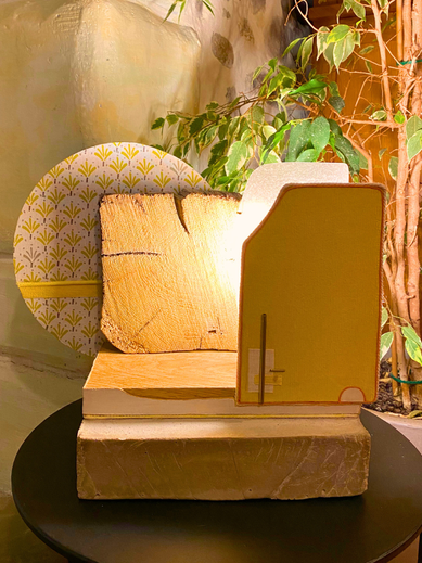 Luminaire à poser en béton, création artisanale proche Annecy. Composition lumineuse avec bois, chêne et tissus, effet velours jaune et cretonne enduite à motifs géométriques. Une idée cadeau Deco en Haute Savoie. Une pièce unique.