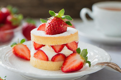 イチゴのショートケーキとティーカップ。