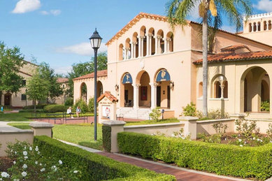 ローリンズ・カレッジ（Rollins College）のキャンパス風景。1885年設立、フロリダ州ウィンターパークにある私立リベラルアーツ大学で、学生数は約3,000人。少人数制教育が特徴で、リベラルアーツのほかビジネスや国際関係学で全米上位に評価される。