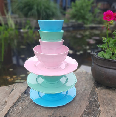 Buntes Melamin Geschirr für Picknick und Camping in rosa, grün, blau