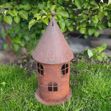 rostdeko turm als windlicht im garten oder auf der terrasse