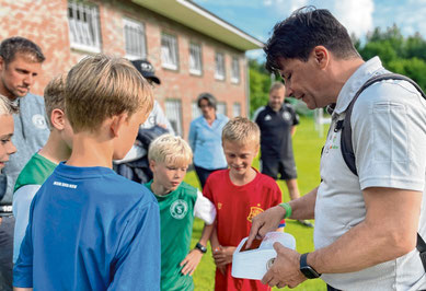 ALEXANDER PAES WILL MIT SEINER SPORTKONSOLE KINDER UND JUGENDLICHE ZU MEHR BEWEGUNG MOTIVIEREN. VERSCHIEDENE SPORT- UND BEWEGUNGSARTEN LASSEN SICH AN DER KONSOLE EINSTELLEN.