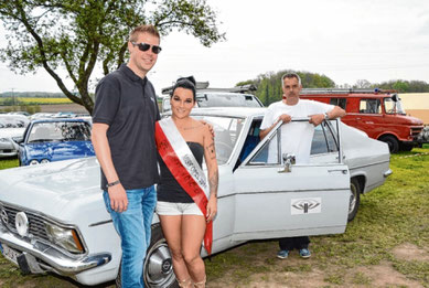 VEREINSVORSITZENDER CHRISTIAN RADTKE (L.) MIT „MISS OPEL“ ALINE KNOR 