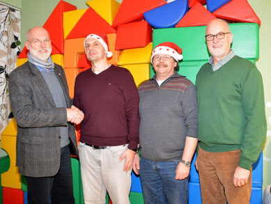 Markus Wasserthal und Christian Bork (mitte) überreichten an Gerhard Boll (li) und Johann Hansen (re)eine Spende.