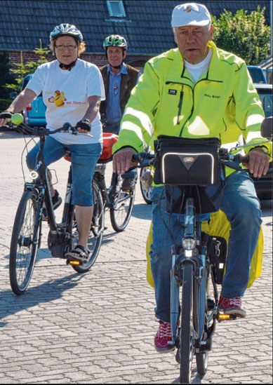 Während die meisten Mitfahrer den Spendenradler Hans Böge nur wenige Meter begleiteten, beteiligt sich Annemarie Hunecke (l.) an der gesamten Spendentour.