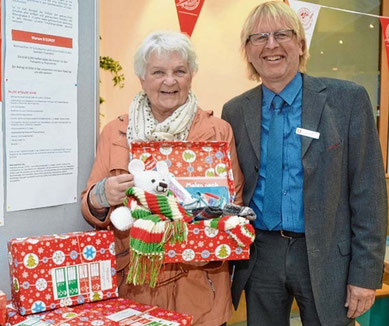 Hoffen auf viele Geschenke: Gerda Heesch und Sparkassen-Mitarbeiter Michael Harder.