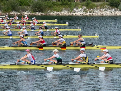 Siegreicher Juniorinnen 4x A - zweites Boot von unten - Elena Schweisthal auf Platz 2; Bild: Schweisthal
