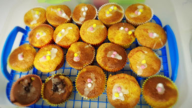 helle Muffins mit kleiner Verzierung