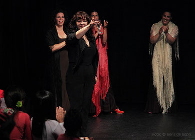 Rosa Martínez spricht beim spanischen Sommerfest 2014 im Tanzstudio La Fragua einen Toast aus.