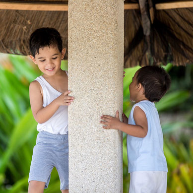 Photograph of my sons playing together, they don't know i am taking pictures of them hidding with a zoom lens