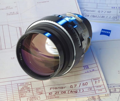 Photograph of the extreme aperture Lens Zeiss Planar 50mm f/0.7