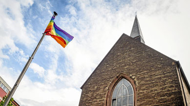 Die katholische Kirche in Duisburg zeigt (Regenbogen-)Flagge. (WAZ-Foto: Socrates Tassos / FUNKE Foto Services)