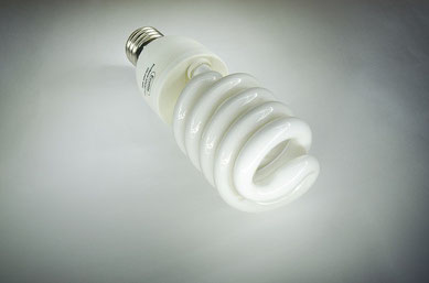 Fotoabbildung einer Stromsparlampe mit dem Untertitel:Energiesparlampen sind besser als Glühbirnen Umwelt-Lüge Lampe, Licht, Energiesparlampe, Strom,Quecksilber,