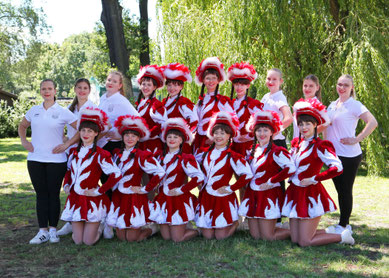 Gruppenbild der Funkengarde. 6 Personen in der vorderen Reihe, 10 Personen stehen dahinter