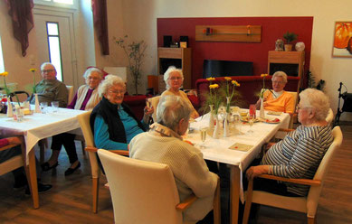 Das Sektfrühstück kam nicht nur bei den Frauen gut an.