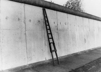 Mit seiner Fensterputzerleiter übersteigt ein 31-jähriger Gebäudereiniger die Hinterlandmauer, den Grenzsignalzaun und die Grenzmauer, 19. April 1988 (Foto: BStU, MfS, HA I Nr. 14439)