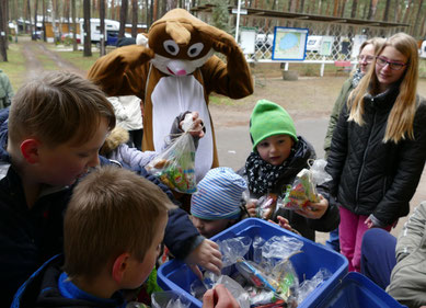 Ja, da guckt der Osterhase, all seine Schätze werden geplündert....