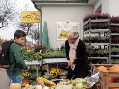 Der Knabe kann sich wohl noch nicht entscheiden?