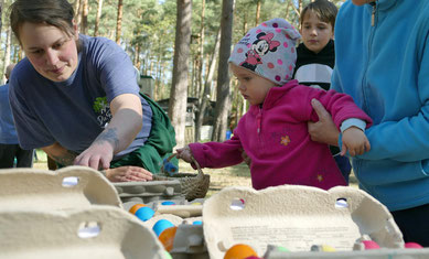 Auch Rieke nahm die gefundenen Eier von den Kindern an und zählte ob auch alle gefunden wurden.