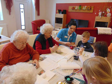 Kinder aus dem Kinderstübchen erschufen gemeinsam mit den Bewohnern kleine Kunstwerke.